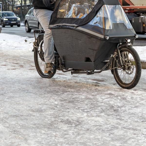 Fietsen in de sneeuw: alles wat je moet weten (en liever vooraf dan onderuit)